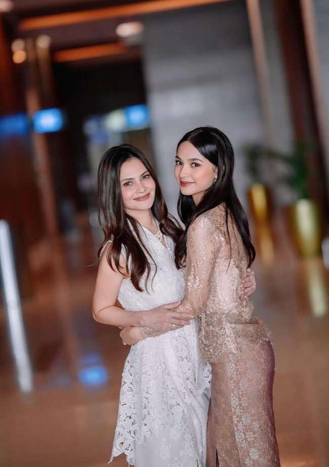 Cut Tari juga tampak hadir dengan mengenakan busana berwarna putih. Berpose bareng, keduanya sama-sama terlihat cantik. Foto: Instagram/@cuttaryofficial