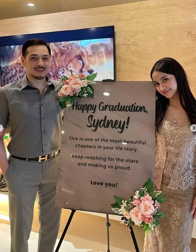 Ayah sambung Sydney, Richard Kevin juga turut hadir memberikan ucapan selamat. Setelah lulus dari Mentari Intecultural School Bintaro, Sydey akan melanjutkan pendidikannya di Binus Universiy dengan mengambil jurusan Marketing Komunikasi. Foto: Instagram/@cuttaryofficial