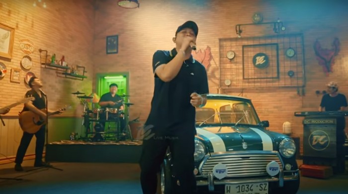 Denny Caknan Menyanyikan Lagu Aku Cah Kerjo