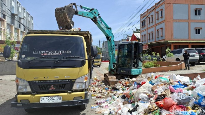 Dinas LHK Pekanbaru saat proses pengangkutan sampah beberapa waktu lalu. (Raja Adil Siregar/detikSumut)