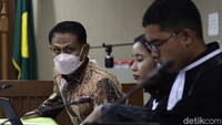 Mantan ketua Pengadilan Negeri (PN) Surabaya, Rudi Suparmono mengikuti sidang lanjutan dengan agenda keterangan saksi di Pengadilan Tipikor, Jakarta, Jumat (13/6/2025).