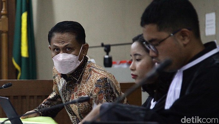 Dua Hakim Ronald Tannur Jadi Saksi Eks Ketua PN Surabaya ---- Mantan ketua Pengadilan Negeri (PN) Surabaya, Rudi Suparmono mengikuti sidang lanjutan dengan agenda keterangan saksi di Pengadilan Tipikor, Jakarta, Jumat (13/6/2025). Hadir sebagai saksi yakni dua hakim yang mengadili Ronald Tannur, Erintuah Damanik (kiri) dan Mangapul. Sebelumnya, Rudi Suparmono didakwa menerima SGD 43 ribu dalam kasus vonis bebas Gregorius Ronald Tannur terkait kematian Dini Sera Afrianti. Uang itu diterima Rudi dari pengacara Ronald, Lisa Rachmat. Selain itu, Rudi juga didakwa menerima gratifikasi lain dengan total konversi saat ini senilai Rp 21.141.956.000 (miliar).