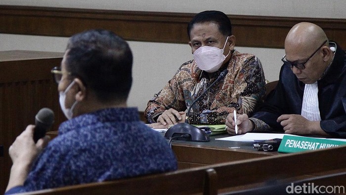 Dua Hakim Ronald Tannur Jadi Saksi Eks Ketua PN Surabaya ---- Mantan ketua Pengadilan Negeri (PN) Surabaya, Rudi Suparmono mengikuti sidang lanjutan dengan agenda keterangan saksi di Pengadilan Tipikor, Jakarta, Jumat (13/6/2025). Hadir sebagai saksi yakni dua hakim yang mengadili Ronald Tannur, Erintuah Damanik (kiri) dan Mangapul. Sebelumnya, Rudi Suparmono didakwa menerima SGD 43 ribu dalam kasus vonis bebas Gregorius Ronald Tannur terkait kematian Dini Sera Afrianti. Uang itu diterima Rudi dari pengacara Ronald, Lisa Rachmat. Selain itu, Rudi juga didakwa menerima gratifikasi lain dengan total konversi saat ini senilai Rp 21.141.956.000 (miliar).