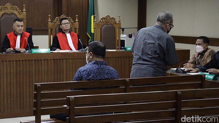 Dua Hakim Ronald Tannur Jadi Saksi Eks Ketua PN Surabaya ---- Mantan ketua Pengadilan Negeri (PN) Surabaya, Rudi Suparmono mengikuti sidang lanjutan dengan agenda keterangan saksi di Pengadilan Tipikor, Jakarta, Jumat (13/6/2025). Hadir sebagai saksi yakni dua hakim yang mengadili Ronald Tannur, Erintuah Damanik (kiri) dan Mangapul. Sebelumnya, Rudi Suparmono didakwa menerima SGD 43 ribu dalam kasus vonis bebas Gregorius Ronald Tannur terkait kematian Dini Sera Afrianti. Uang itu diterima Rudi dari pengacara Ronald, Lisa Rachmat. Selain itu, Rudi juga didakwa menerima gratifikasi lain dengan total konversi saat ini senilai Rp 21.141.956.000 (miliar).