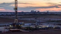 Analis Barclays Amarpreet Singh dalam sebuah catatan menyatakan kenaikan harga US$ 10 per barel dalam tiga hari terakhir belum mencerminkan penurunan produksi minyak Iran, apalagi eskalasi yang dapat menyebabkan gangguan pada aliran energi melalui Selat Hormuz. Foto: REUTERS/Eli Hartman