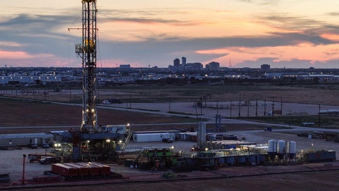 Emas & Minyak Membara Usai Israel Serang Iran A drone view of a drilling rig south of Midland, Texas, U.S. June 11, 2025. REUTERS/Eli Hartman