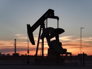 Harga Minyak Dunia Turun Usai Trump Longgarkan Sanksi Rusia