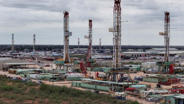 Emas & Minyak Membara Usai Israel Serang Iran A drone view shows drilling rigs sit in storage at an equipment yard in Odessa, Texas, U.S. June 10, 2025. REUTERS/Eli Hartman