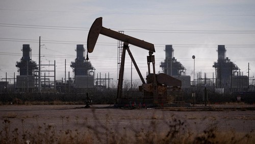 FILE PHOTO: A pump jack operates near a gas turbine power plant in the Permian Basin oil field outside of Odessa, Texas, U.S. February 18, 2025.  REUTERS/Eli Hartman/File Photo