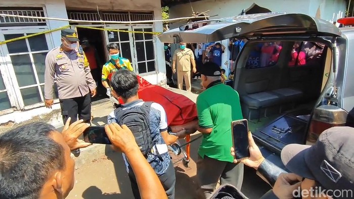 Evakuasi penemuan mayat perempuan bugil di Pasuruan.