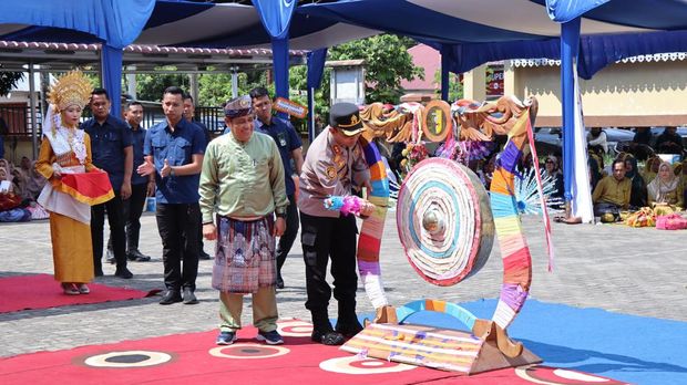 Festival Pacu Jalur di Sungai Batang Kuantan, Kuansing, pada Jumat (13/6/2025) berlangsung meriah.