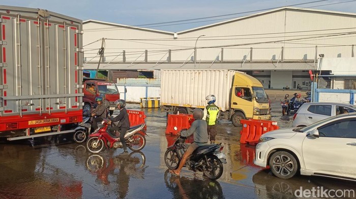 Foto lokasi yang biasanya tergenang rob di depan pabrik Polytron Sayung Demak, Jumat (13/6/2025).