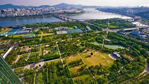 Pemandangan hutan jadi nilai jual lebih apartemen ini. Lokasinya juga strategis di pusat kota Seoul membuat harganya jadi meroket banget. Kim Soo Hyun beli apartemen di Galleria Foret tahun 2013 (1 unit ) dan 2014 (2 unit). (Foto: dok. hwenc.com)