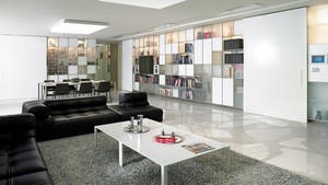 Interior Galleria Foret didesain oleh arsitek Prancis Jean Nouvel. Kalau Kim Soo Hyun gak ngubah interior sang maestro pemenang Pritzker Prize, kurang lebih begini tampilan dalam apartemennya. (Foto: dok. hwenc.com)