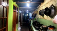 Lampu di gang ini menyala hampir 24 jam. Jika tidak dinyalakan, jalan akan terlihat gelap.