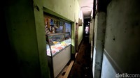 Ada juga warung nasi di gang sempit ini.