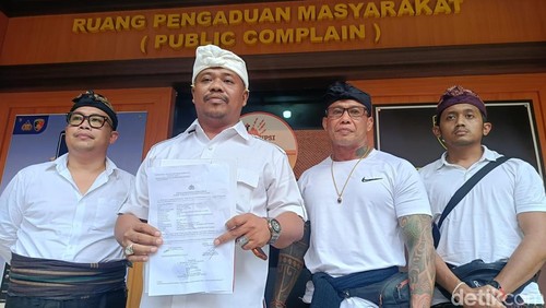 Sekretaris DPD Partai Gerindra Bali, I Kadek Budi Prasetya alias Rambo bersama jajaran simpatisan Partai Gerindra di Mapolda Bali, Jumat (13/6/2025).