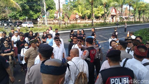 Pengurus DPC Gerindra Tabanan melaporkan Perbekel Desa Baturiti, I Made Suryana ke SPKT Polres Tabanan, Jumat (13/6/2025).