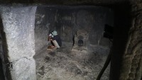 Konservasi pada gua buatan peninggalan era Kerajaan Kediri sekitar abad ke-11 tersebut dilakukan selama sepekan meliputi pembersihan gua dari lumut, jelaga, dan vandalisme. ANTARA FOTO/Prasetia Fauzani