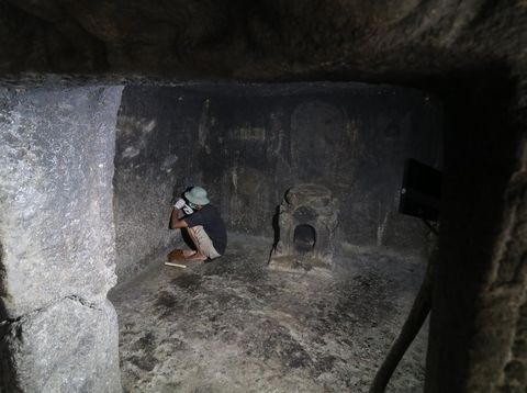 Petugas dari Balai Pelestarian Kebudayaan Wilayah XI Jatim menyemprotkan air untuk menghilangkan lumut saat kegiatan konservasi cagar budaya di Gua Selomangleng, Kota Kediri, Jawa Timur, Jumat (13/6/2025). Konservasi pada gua buatan peninggalan era Kerajaan Kediri sekitar abad ke-11 tersebut dilakukan selama sepekan meliputi pembersihan gua dari lumut, jelaga, dan vandalisme sebagai upaya melindungi situs dari kerusakan. ANTARA FOTO/Prasetia Fauzani/tom.