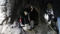 Petugas dari Balai Pelestarian Kebudayaan Wilayah XI Jatim menyemprotkan air untuk menghilangkan lumut saat kegiatan konservasi cagar budaya di Gua Selomangleng, Kota Kediri, Jawa Timur, Jumat (13/6/2025).  ANTARA FOTO/Prasetia Fauzani