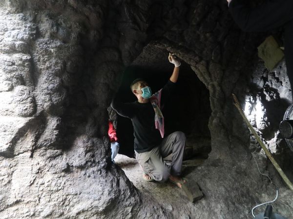 Gua Selomangleng Kediri Dibersihkan dari Lumut dan Vandalisme