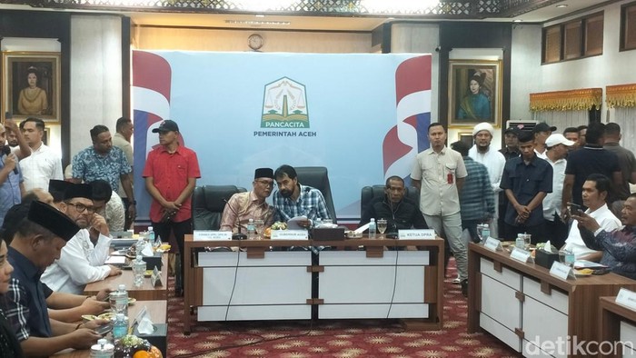 Gubernur Aceh Muzakir Manaf alias Mualem memimpin pertemuan tertutup dengan Forbes dan DPR Aceh membahas sengketa 4 pulau (Agus Setyadi/detikcom)