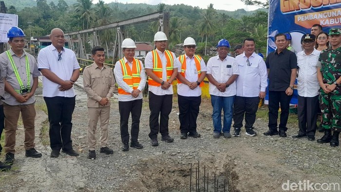 Gubsu Bobby Nasution meletakkan batu pertama pembangunan jembatan di Kecamatan Mandrehe, Kabupaten Nias Barat (Nizar Aldi/detikSumut)
