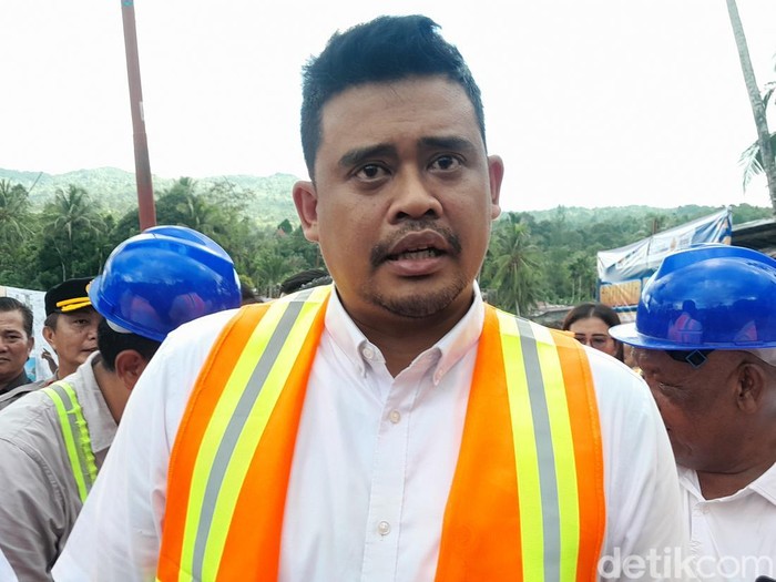 Gubsu Bobby Nasution saat groundbreaking pembangunan jembatan di Nias Barat (Nizar Aldi/detikcom)