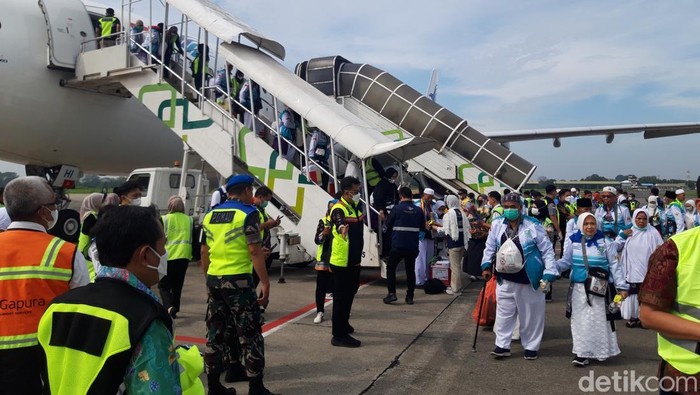 Jemaah haji Kloter 1 Debarkasi Solo asal Kabupaten Purbalingga saat tiba di bandara Adi Soemarmo, Boyolali, Jumat (13/6/2025).