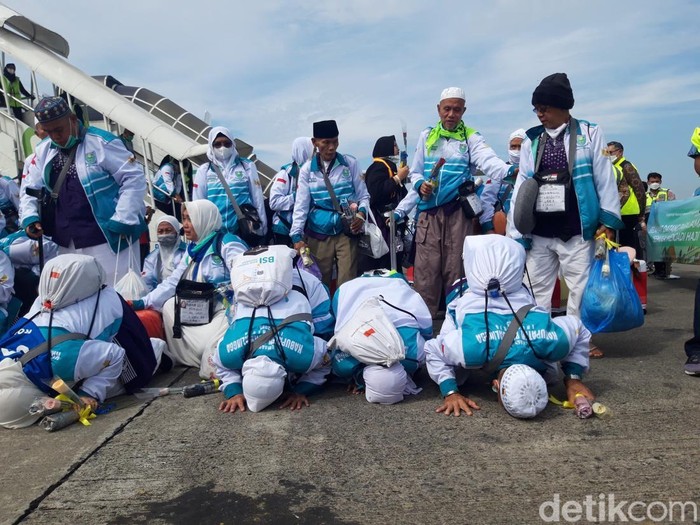 Jemaah haji Kloter 1 Debarkasi Solo asal Kabupaten Purbalingga saat tiba di bandara Adi Soemarmo, Boyolali, Jumat (13/6/2025).