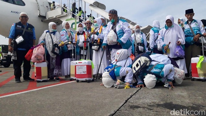 Jemaah haji Kloter 1 Debarkasi Solo asal Kabupaten Purbalingga saat tiba di bandara Adi Soemarmo, Boyolali, Jumat (13/6/2025).