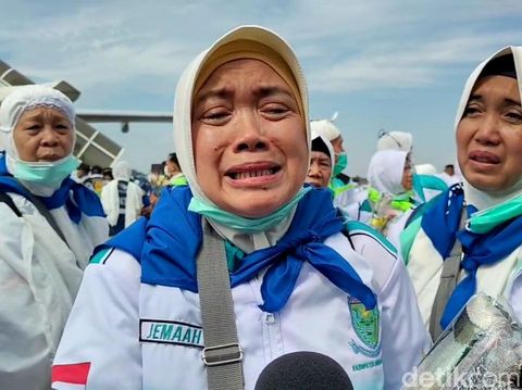 Sri Endah Indriati (57), jemaah haji Kloter 1 asal Purbalingga, menangis terharu bisa melaksanakan ibadah haji saat ditemui Jumat (13/6/2025).