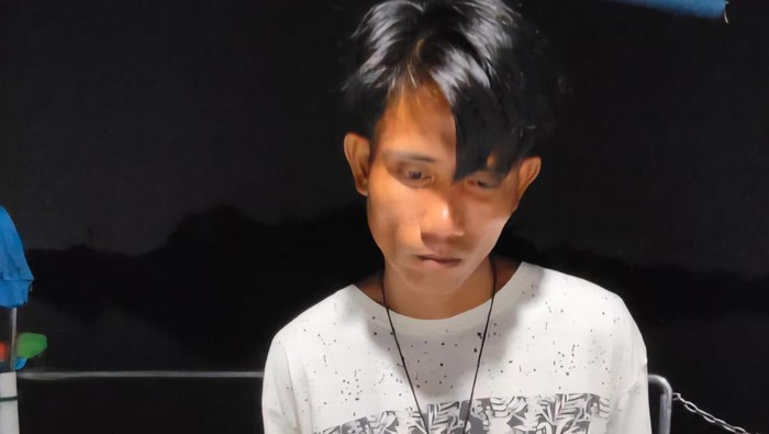 Hendri di atas kapal usai diamankan polisi