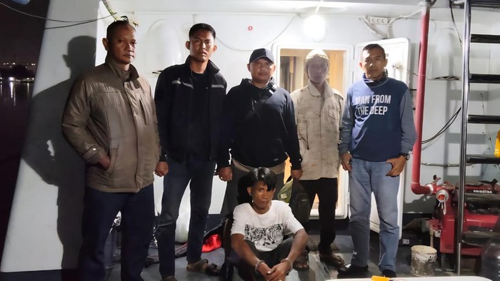 Hendri yang lepaskan tiga kali tembakan ke warga saat diamankan polisi.