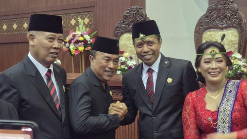 I Nyoman Kandel bersalaman dengan I Made Sudariana seusai pelantikan di DPRD Gianyar, Jumat (13/6/2025). Sudariana dilantik sebagai anggota DPRD Gianyar menggantikan Kandel melalui mekanisme PAW. (Leona Wirawan/detikBali)