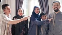 Irwansyah bisa berdiri dengan bantuan tongkat. Dia memilih memakai gips daripada harus dioperasi. Foto: dok. Instagram Irwansyah