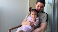 Meskipun kaki patah, Irwansyah jadi bisa menikmati banyak waktu main bareng anak-anaknya. Foto: dok. Instagram Irwansyah