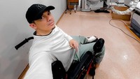Irwansyah mengalami patah tulang pada bagian kakinya. Foto: dok. Instagram Irwansyah