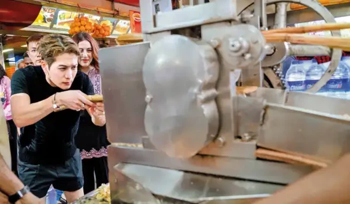 Jackson Wang Jajan Pani Puri hingga Es Tebu di India