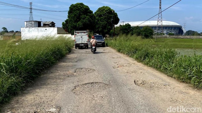 Jalan berlubang di jalur menuju stasiun Tegalluar