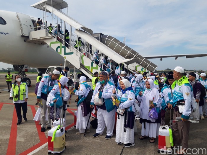 Jemaah haji Kloter 1 Debarkasi Solo asal Kabupaten Purbalingga tiba di Bandara Adi Soemarmo, Boyolali, Jumat (13/6/2025).