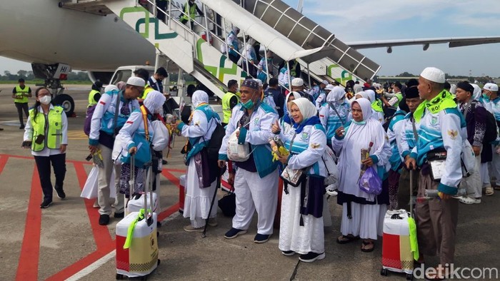 Jemaah haji Kloter 1 Debarkasi Solo asal Kabupaten Purbalingga tiba di Bandara Adi Soemarmo, Boyolali, Jumat (13/6/2025).