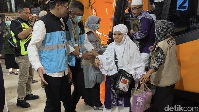 Jemaah Haji kloter pertama debarkasi Padang. (Foto: Jeka Kampai/detikSumut).