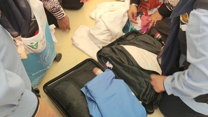 Jemaah haji membongkar lagi barang bawaannya (dok. Media center haji)