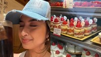 Ini momen Jennifer ketika liburan di Jepang bersama Hubner. Ia menikmati minuman di sebuah restoran dan mengunjungi bakery yang menawarkan cake stroberi lezat. Foto: Instagram/TikTok Jennifer Coppen