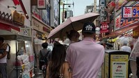 Potret kencan Jennifer dan Hubner berlanjut saat ke Jepang beberapa waktu lalu. Mereka bergandengan di sebuah jalanan Jepang, Kamari juga ikut bersama mereka. Foto: Instagram/TikTok Jennifer Coppen
