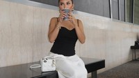 Jennifer juga memperlihatkan pose kerennya dengan gaya monokrom. Ibunda dari Kamari ini tampak menikmati kopi dari Harlan & Holden. Foto: Instagram/TikTok Jennifer Coppen