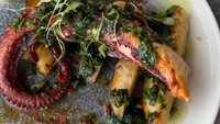 Makanan yang dinikmati Jennifer dan Hubner saat itu adalah hidangan seafood. Terlihat dalam foto ada sajian udang, gurita, dan roti pipih. Foto: Instagram/TikTok Jennifer Coppen