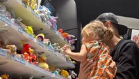Ets, ada Kamari juga lo di sana. Foto: instagram Jennifer Coppen dan Justin Hubner